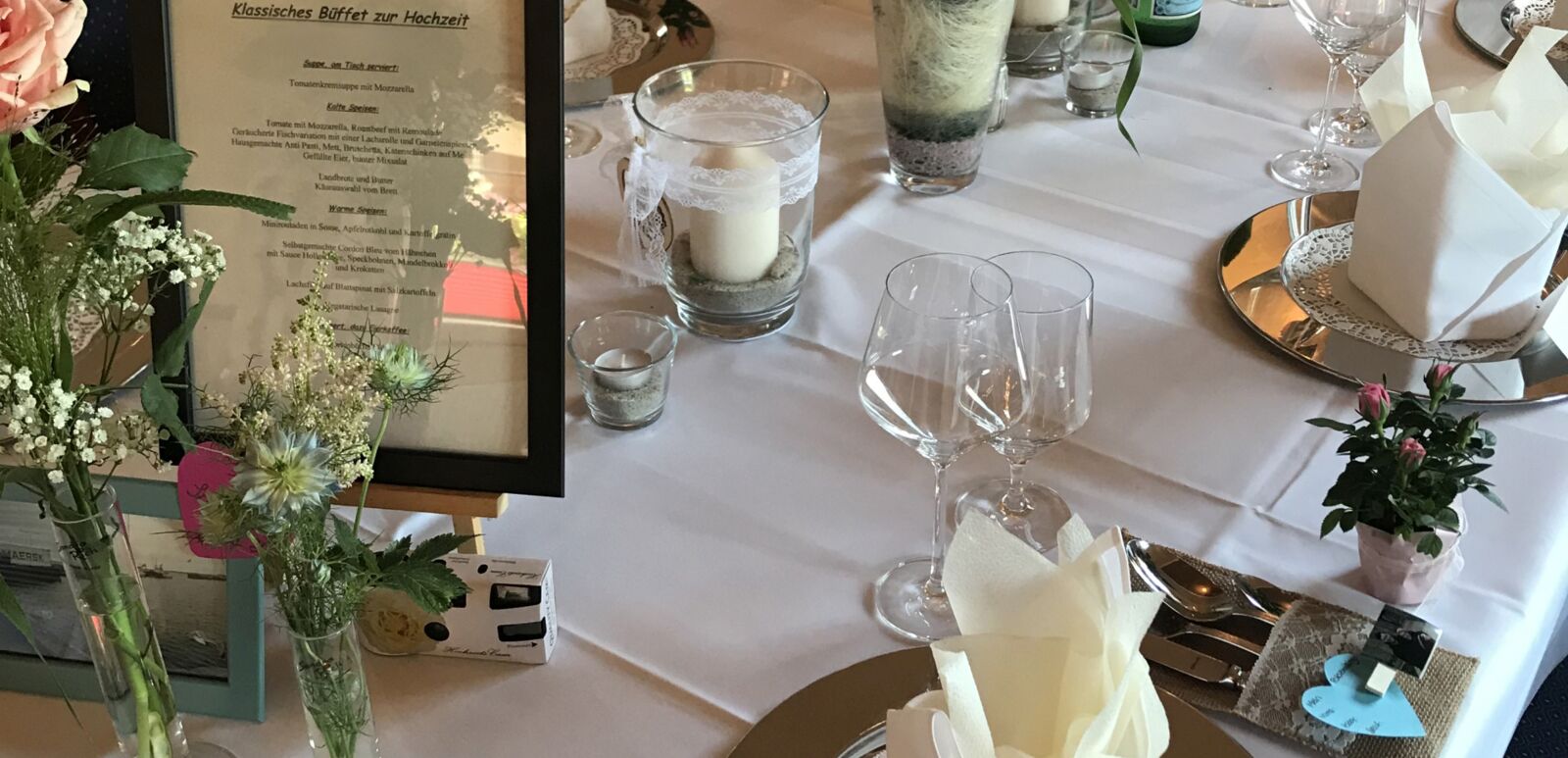 Festlich gedeckter Hochzeitstisch